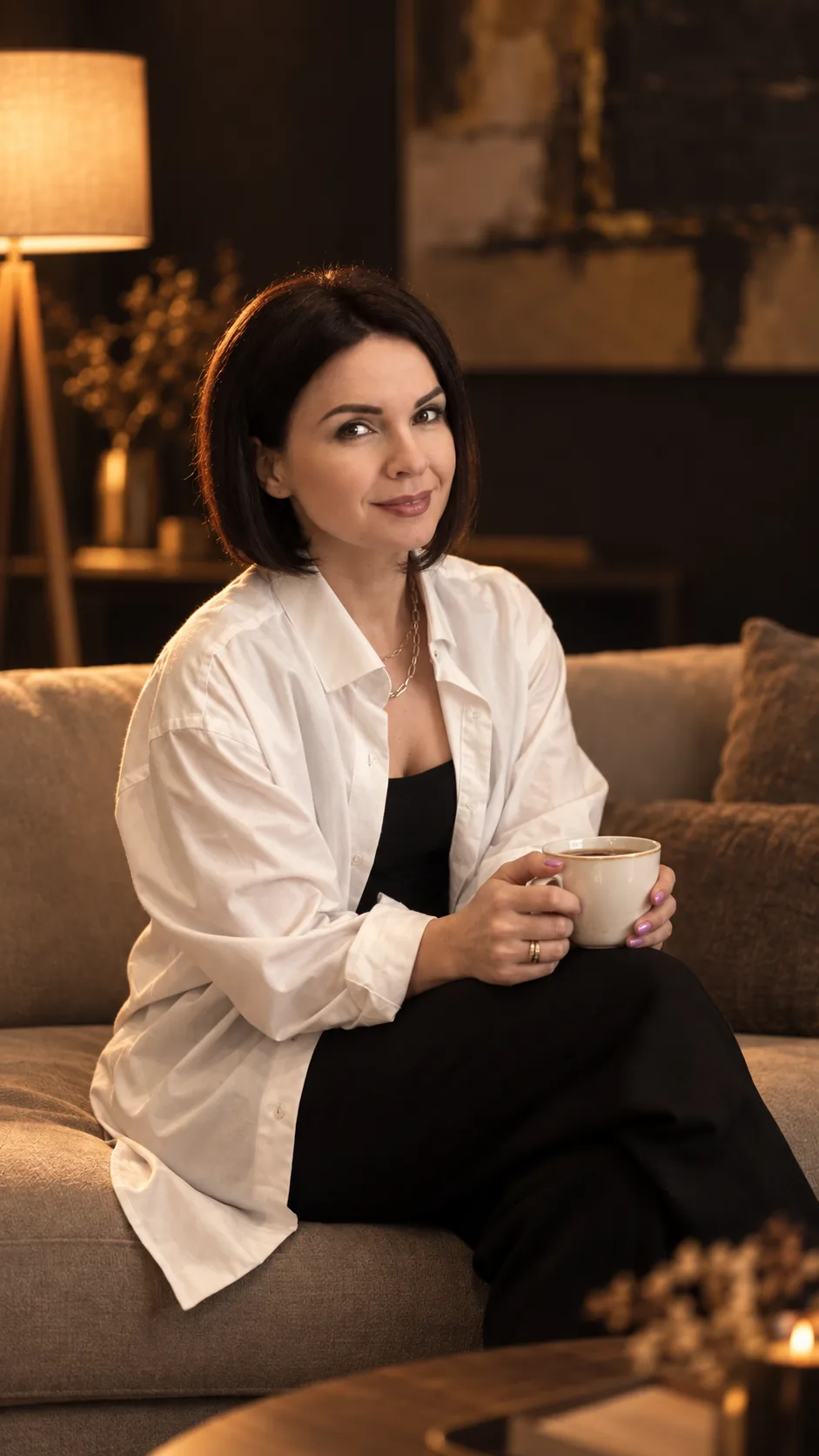 Екатерина Слобода на диване с чашкой чая